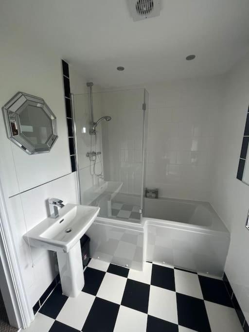 Staycation 3-Bedroom Home With Panoramic Views Free Off Road Parking Endon Esterno foto